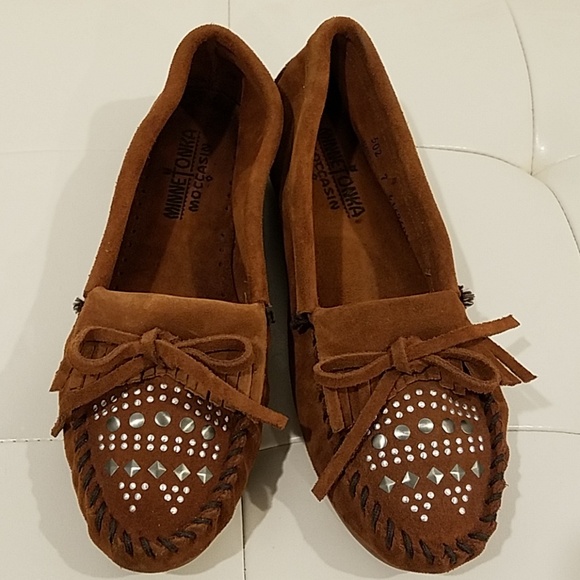 Minnetonka Moccasins slippers Brown w/Silver Embellishments - Picture 2 of 8